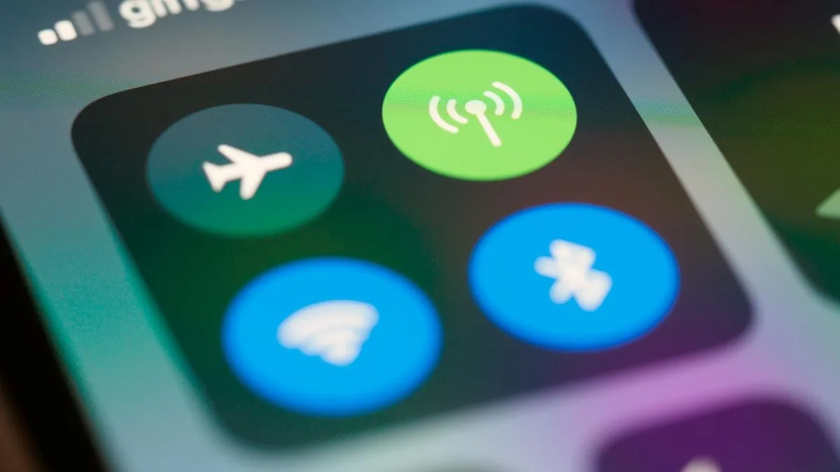 A close-up of a smartphone screen showing network and connectivity icons, including 'giffgaff' text.